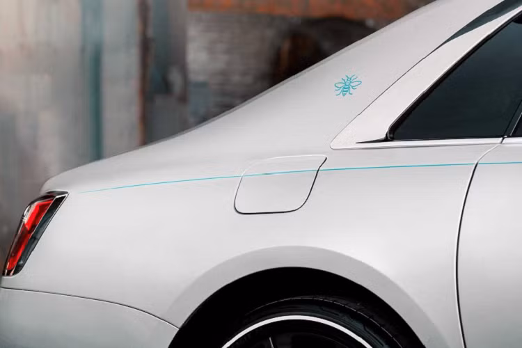 Trong khi đó, một số chi tiết nội thất của Manchester Ghost được làm riêng nhằm tôn vinh lịch sử của thành phố. Bảng táp-lô phát sáng Iluminated Fascia với 10.000 chấm khắc laser, mô tả khung cảnh Manchester từ trên cao, với chấm lớn nhất đại diện cho vị trí của khách sạn Midland.