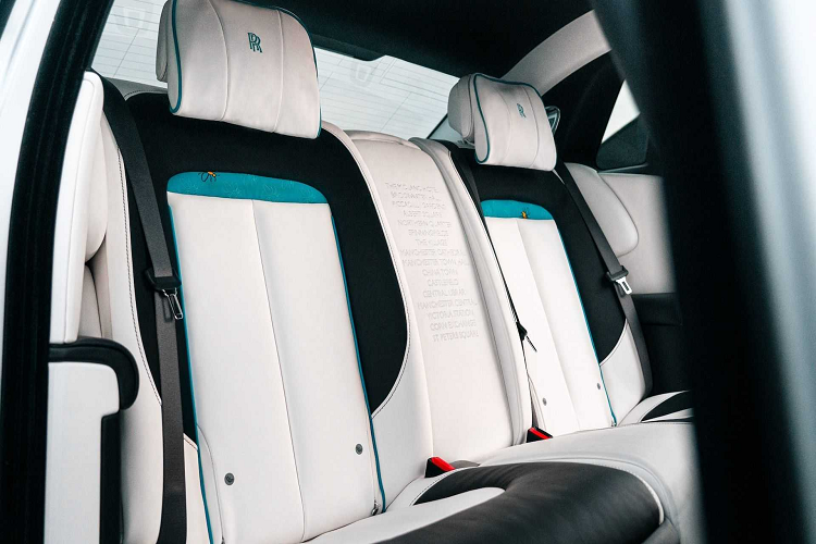 Các tấm ốp bậc cửa được chiếu sáng tôn vinh Manchester trên Rolls-Royce Ghost với tư cách là nơi tiên phong của lĩnh vực công nghệ.