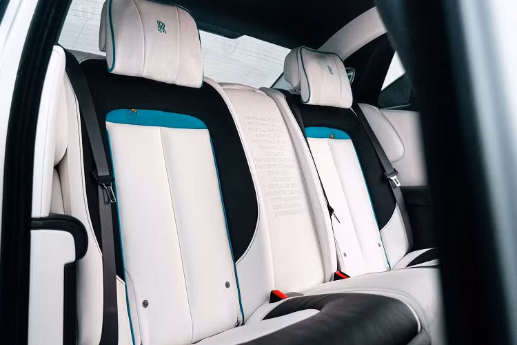 Các tấm ốp bậc cửa được chiếu sáng tôn vinh Manchester trên Rolls-Royce Ghost với tư cách là nơi tiên phong của lĩnh vực công nghệ.