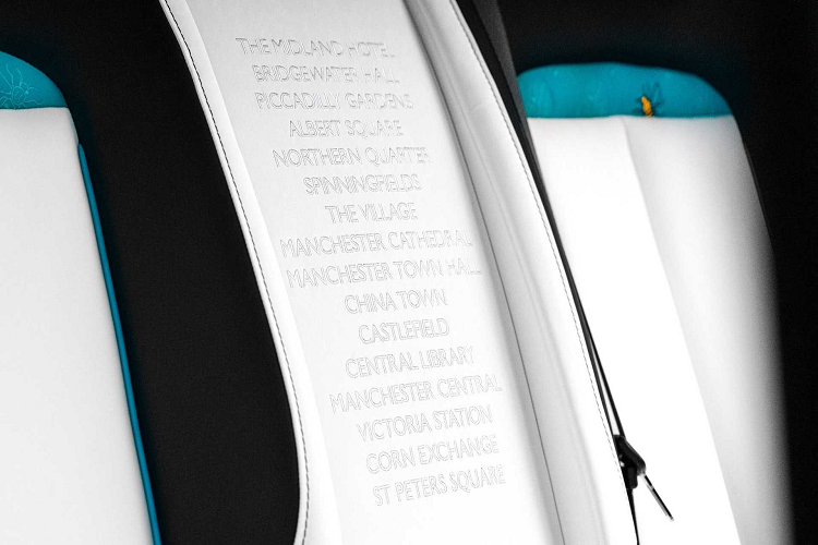 Tên viết tắt của thành phố, MCR (được viết bằng nhị phân), ám chỉ đến “The Manchester Baby”, máy tính kỹ thuật số điện tử được lập trình được lưu trữ đầu tiên trên thế giới.