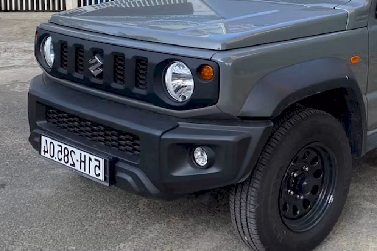 Về nội thất, là xe chuyên dành cho offroad nên khoang cabin của Suzuki Jimny được thiết kế khá đơn giản. Tuy nhiên, xe vẫn có đầy đủ các tiện ích như: vô lăng bọc da tích hợp phím chức năng, bảng đồng hồ analogue với màn hình đa thông tin ở giữa, màn hình cảm ứng trung tâm 7 inch có kết nối Apple CarPlay/Android Auto.