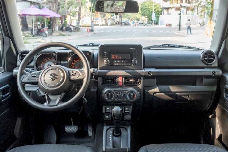 Ngoại hình xe mang phong cách việt dã, gợi nhớ đến những mẫu SUV Land Rover Defender hay Mercedes-Benz G-Class. Suzuki Jimny có các trang bị chỉ nằm ở mức cơ bản, đủ dùng. Ở phía bên ngoài, xe được trang bị đèn LED trước/sau và vành la zăng hợp kim 15 inch.