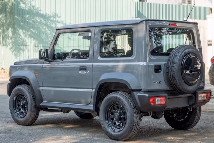 Tại thị trường Thái Lan, mẫu xe này có giá bán khá cao, dao động 1,76 - 1,79 triệu baht (khoảng 1,17 - 1,19 tỷ đồng). Suzuki Jimny có hai kiểu dáng là 3 cửa và 5 cửa. Phiên bản ra mắt tại Việt Nam khả năng cao là loại xe 3 cửa. Ở phiên bản này, mẫu SUV có kích thước dài x rộng x cao lần lượt là 3.480 x 1.645 x 1.720 mm và chiều dài cơ sở đạt 2.250 mm.