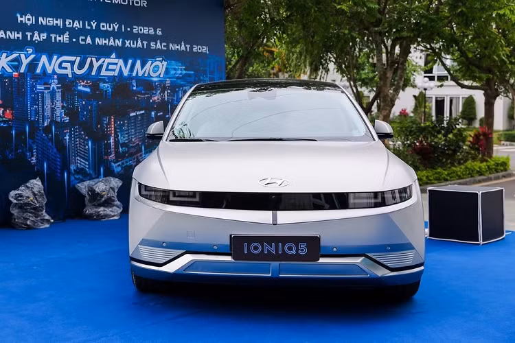Cuối năm ngoái, Tập đoàn Thành Công (TC Group) đã hé lộ sẽ lắp ráp thêm một số mẫu xe mới để phân phối tại Việt Nam, trong đó có Hyundai Ioniq 5 2023 mới. Theo TC Group, mẫu ôtô điện này sẽ được lắp ráp tại Việt Nam từ tháng 7/2023. Có vẻ như TC Group sẽ giữ đúng kế hoạch này khi Hyundai Ioniq 5 lắp ráp trong nước đã được hoàn thiện. Dự kiến, xe sẽ chính thức được bán ra thị trường Việt Nam vào tháng 6 hoặc tháng 7 năm nay.