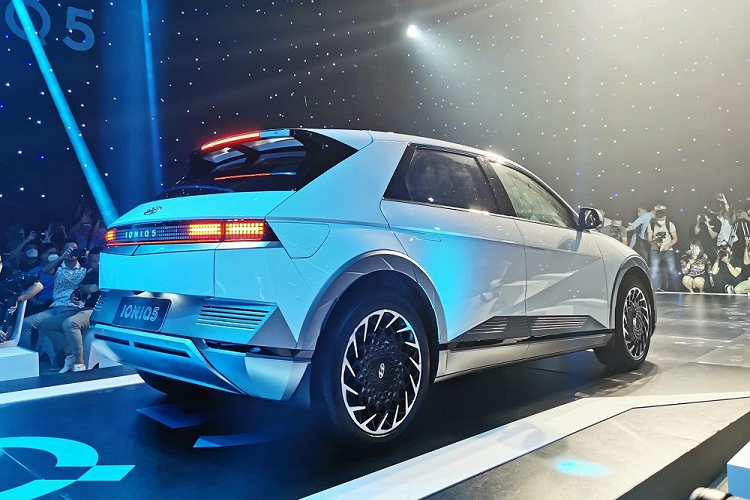 Giá xe Vinfast VF8 bản Eco là 1,094 tỷ đồng nếu thuê pin và 1,478 tỷ đồng nếu mua pin. Hai con số tương ứng của phiên bản Plus là 1,263 tỷ đồng và 1,646 tỷ đồng. Không chỉ giá bán mà Hyundai Ioniq 5 còn gặp bất lợi lớn về mặt độ phủ trạm sạc so với đối thủ.