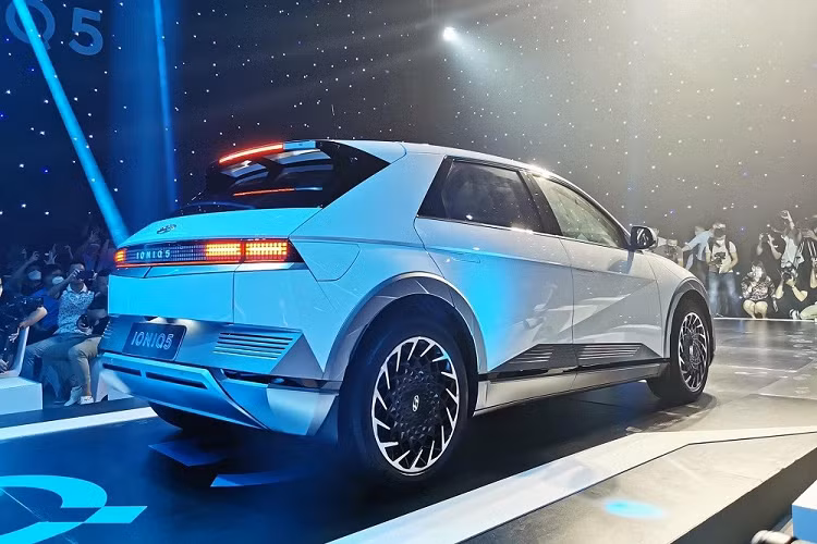 Giá xe Vinfast VF8 bản Eco là 1,094 tỷ đồng nếu thuê pin và 1,478 tỷ đồng nếu mua pin. Hai con số tương ứng của phiên bản Plus là 1,263 tỷ đồng và 1,646 tỷ đồng. Không chỉ giá bán mà Hyundai Ioniq 5 còn gặp bất lợi lớn về mặt độ phủ trạm sạc so với đối thủ.