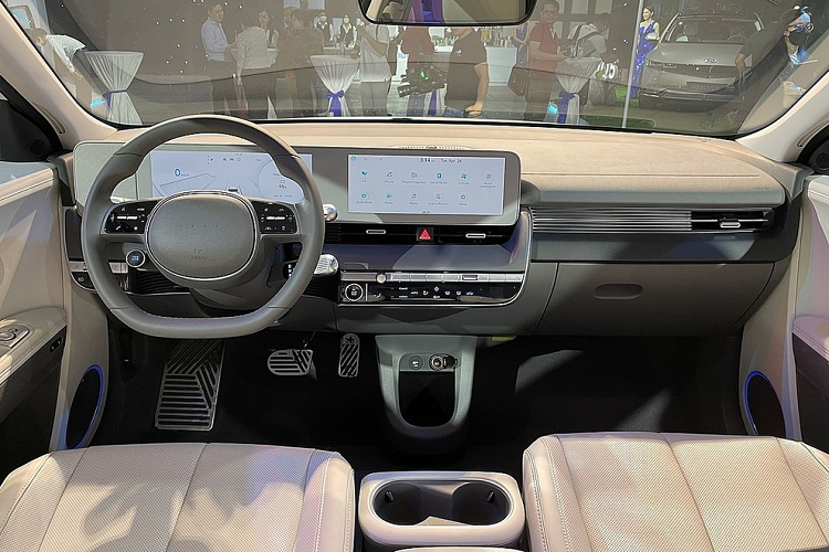 Đáng tiếc là thông số kỹ thuật của Hyundai Ioniq 5 lắp ráp tại Việt Nam cũng chưa được hé lộ. Trong khi đó, chiếc Hyundai Ioniq 5 được trưng bày tại Việt Nam vào hồi tháng 4/2022 là xe nhập khẩu nguyên chiếc từ Indonesia và sử dụng pin có dung lượng 72,6 kWh. Cụm pin này cho phép xe chạy được 481 km sau một lần sạc đầy pin. Thời gian sạc pin với bộ sạc chậm AC là 6 tiếng và với bộ sạc nhanh DC là 57 phút.