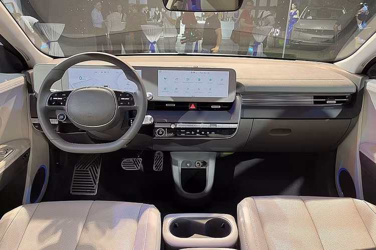 Đáng tiếc là thông số kỹ thuật của Hyundai Ioniq 5 lắp ráp tại Việt Nam cũng chưa được hé lộ. Trong khi đó, chiếc Hyundai Ioniq 5 được trưng bày tại Việt Nam vào hồi tháng 4/2022 là xe nhập khẩu nguyên chiếc từ Indonesia và sử dụng pin có dung lượng 72,6 kWh. Cụm pin này cho phép xe chạy được 481 km sau một lần sạc đầy pin. Thời gian sạc pin với bộ sạc chậm AC là 6 tiếng và với bộ sạc nhanh DC là 57 phút.