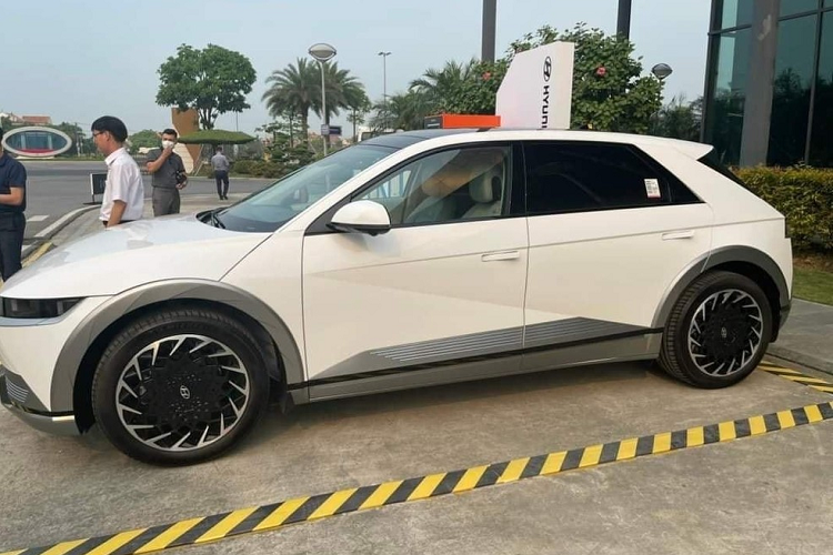 Hiện giá xe Hyundai Ioniq 5 lắp ráp trong nước vẫn chưa được công bố. Tuy nhiên, theo một số nguồn tin, xe sẽ có 2 phiên bản và bán ra chưa đến 1,5 tỷ đồng. Với giá bán này, Hyundai Ioniq 5 sẽ đắt hơn so với đối thủ VinFast VF8. Tại Việt Nam, VinFast VF8 có 2 phiên bản là Eco và Plus.