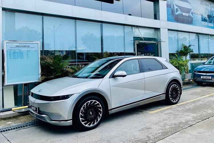 Được phát triển dựa trên cơ sở gầm bệ E-GMP dành riêng cho ô tô điện của tập đoàn Hyundai, Ioniq 5 sở hữu kích thước ngang ngửa VinFast VF8, bao gồm chiều dài 4.635 mm, chiều rộng 1.890 mm, chiều cao 1.605 mm và chiều dài cơ sở 3.000 mm. Ngoài ra, xe còn có thể tích khoang hành lý 527 lít hoặc 1.587 lít nếu ghế sau gập xuống.