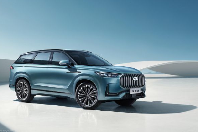 Đến với nội thất, bảng điều khiển sử dụng một chút chất liệu gỗ càng làm tăng thêm vẻ sang trọng cho chiếc xe. Hơn nữa, bảng đồng hồ của Chery Tiggo 9 là màn hình cong kép cho bảng đồng hồ LCD và màn hình điều khiển trung tâm cùng có kích thước 12,3 inch, xe được trang bị chip Qualcomm Snapdragon 8155. Bên dưới màn hình điều khiển trung tâm là ba cửa gió điều hòa. Đèn xung quanh 256 màu cũng có mặt.