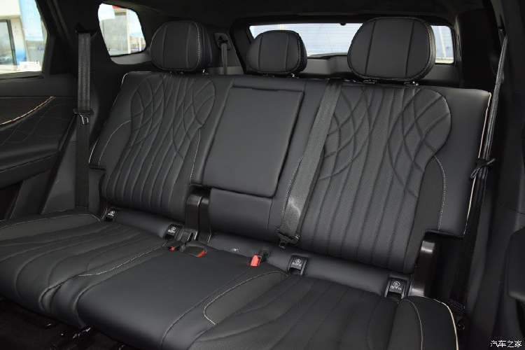 Là một chiếc SUV cỡ trung nên kích thước dài x rộng x cao của Chery Tiggo 9 lần lượt là 4.820/1.930/1.699 mm, chiều dài cơ sở 2820 mm. Sang hai bên, các cột A/B/C/D sơn đen tạo hiệu ứng mái nhà lơ lửng. Các yếu tố thiết kế đáng chú ý khác bao gồm tay nắm cửa thò thụt phổ biến và thân xe 2 màu. Xe chạy trên bộ mâm hợp kim nhôm 20 inch nhiều chấu.