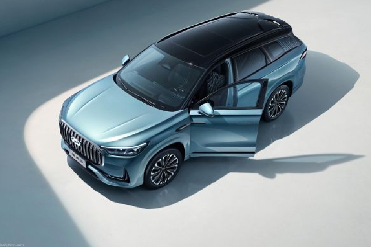 Tại thời điểm này, mức giá xe Chery Tiggo 9 sẽ cho tổng cộng 5 phiên bản được bán ra thị trường với mức từ 152.900 nhân dân tệ đến 203.900 nhân dân tệ (tương đương 504 triệu đồng đến 673 triệu đồng). Khách hàng khi mua xe Chery Tiggo 9 có thể lựa chọn cách bố trí 5 chỗ ngồi hoặc 7 chỗ ngồi.