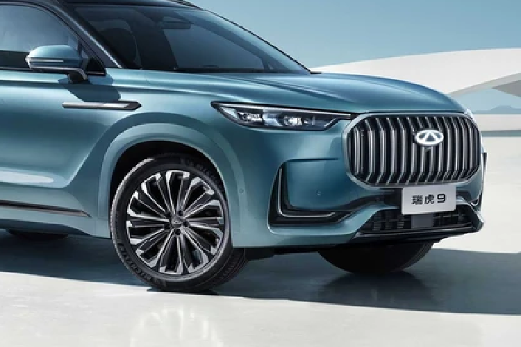 Bảng điều khiển trung tâm tích hợp đế sạc không dây, bộ chọn ổ đĩa và các nút cho nhiều chức năng khác nhau. Ngoài ra, các phiên bản cao cấp còn có sưởi vô lăng, màn hình hiển thị trên kính chắn gió, hệ thống âm thanh 12 loa Sony và theo dõi mức độ mệt mỏi của người lái. Ghế ngồi được bọc da, hàng ghế trước có thể chỉnh điện và hỗ trợ sưởi/thông gió, ghế phụ có gác chân và hỗ trợ massage.