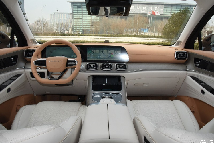 Đối thủ trực tiếp của xe Chery Tiggo 9 sẽ là các mẫu xe như Geely Xingyue L, Hồng Kỳ HS5, GAC Trumpchi GS8 hay Hyundai SantaFe. Tiggo 9 dựa trên kiến trúc T2X Mars mới của Chery và được định vị phía trên Tiggo 8. Ở ngoại hình, chính giữa mặt trước của chiếc SUV này là logo thương hiệu Chery phát sáng, tiếp đến là trang bị đèn pha LED hẹp và sắc cạnh 2 bên.