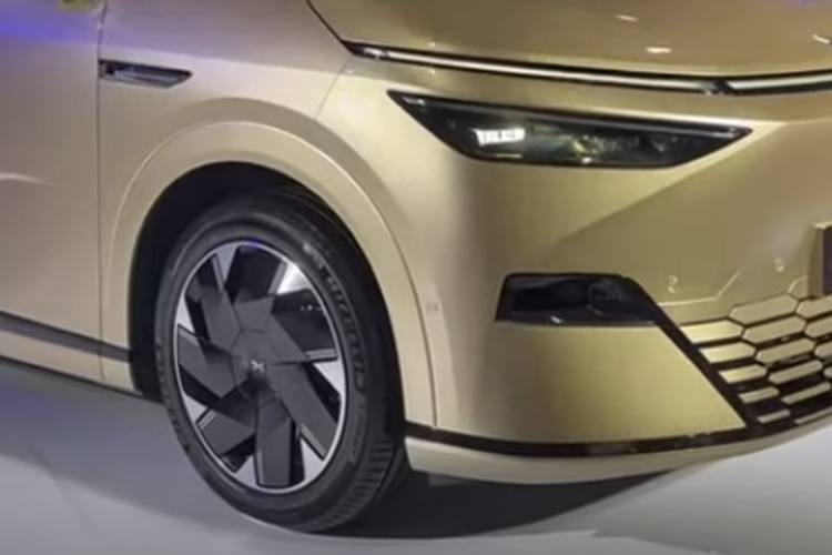 Được biết đến là một chiếc MPV Xpeng X9 khổng lồ với chiều dài gần 5,3 mét. Kích thước của xe Xpeng X9 dài, rộng và cao lần lượt sẽ là 5293/1988/1785 mm và chiều dài cơ sở là 3160 mm. Nó sẽ có ba hàng và 6-7 chỗ ngồi. Đi kèm với hai tùy chọn động cơ và ba phiên bản: