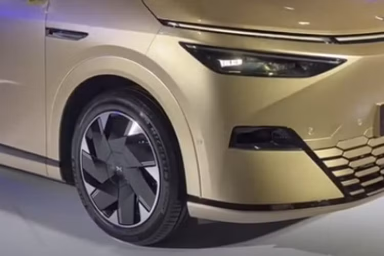 Được biết đến là một chiếc MPV Xpeng X9 khổng lồ với chiều dài gần 5,3 mét. Kích thước của xe Xpeng X9 dài, rộng và cao lần lượt sẽ là 5293/1988/1785 mm và chiều dài cơ sở là 3160 mm. Nó sẽ có ba hàng và 6-7 chỗ ngồi. Đi kèm với hai tùy chọn động cơ và ba phiên bản: