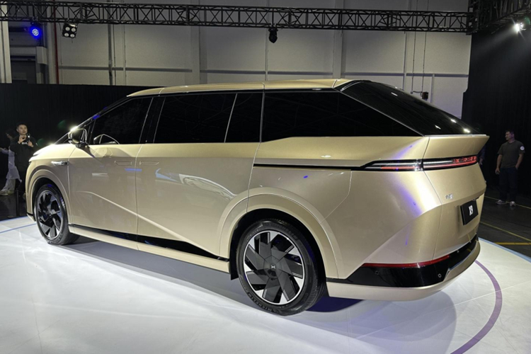 Xpeng X9 sẽ cạnh tranh tại Trung Quốc với Zeekr 009, Denza D9, Hycan V09 và Li Mega sắp ra mắt, vừa gây ấn tượng với công suất sạc cực đại đáng kinh ngạc 552 kW, đạt 6% – 80% chỉ trong 11 phút 2 giây.