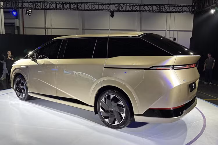 Xpeng X9 sẽ cạnh tranh tại Trung Quốc với Zeekr 009, Denza D9, Hycan V09 và Li Mega sắp ra mắt, vừa gây ấn tượng với công suất sạc cực đại đáng kinh ngạc 552 kW, đạt 6% – 80% chỉ trong 11 phút 2 giây.