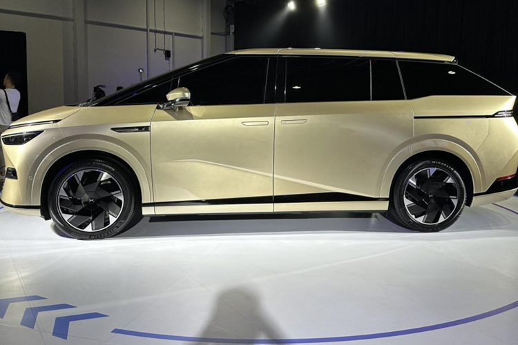 Cụ thể, điểm hấp dẫn nhất của Xpeng X9 chính là cơ cấu lái bánh sau (hoặc trục sau) có nghĩa là nếu quay bánh trước thì bánh sau cũng quay được. Vì thế khi bạn đánh lái sang phải thì bánh sau cũng sẽ rẽ sang phải một chút giúp xe linh hoạt hơn. Điều này hoạt động ở tốc độ trung bình hoặc cao và được gọi là lái cùng hướng.