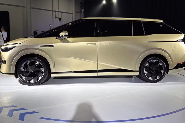 Cụ thể, điểm hấp dẫn nhất của Xpeng X9 chính là cơ cấu lái bánh sau (hoặc trục sau) có nghĩa là nếu quay bánh trước thì bánh sau cũng quay được. Vì thế khi bạn đánh lái sang phải thì bánh sau cũng sẽ rẽ sang phải một chút giúp xe linh hoạt hơn. Điều này hoạt động ở tốc độ trung bình hoặc cao và được gọi là lái cùng hướng.