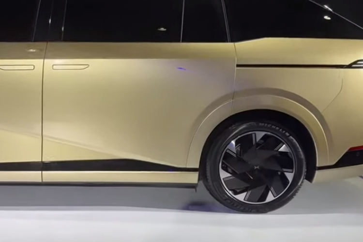 Xpeng X9 FWD sẽ có động cơ điện phía trước cho ra công suất tối đa 235 kW, tương đương 315 mã lực, Pin LFP của Eve Energy, dung lượng pin 84,5/101,5 kWh. Còn bản Xpeng X9 AWD sẽ có động cơ điện kép cho ra tổng công suất là 370 k, tương đương 496 mã lực (315 mã lực của động cơ điện phía trước và phía sau là 181 mã lực).