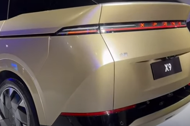 Pin lithium ternary NMC từ CALB, dung lượng pin 101,5 kWh. Dựa trên sự kết hợp giữa động cơ và pin, 3 phiên bản của xe Xpeng X9 sẽ có phạm vi hoạt động theo chu trình thử nghiệm CLTC của Trung Quốc sẽ là 610 km, 640 km và 702 km.