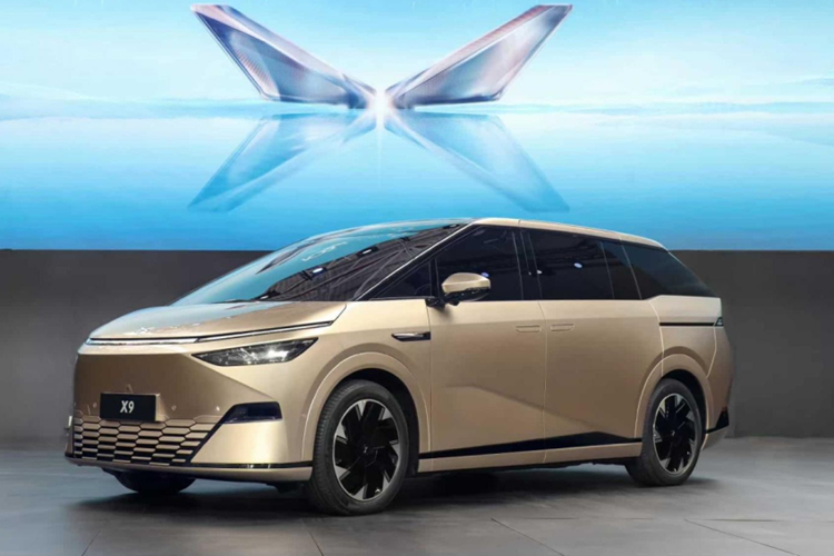 Tuy nhiên, nếu bạn đánh lái sang phải ở tốc độ thấp, bánh sau sẽ dịch chuyển nhẹ sang trái để giúp đánh lái, gọi là lái ngược chiều, rất thú vị cho 1 chiếc xe MPV hạng sang. Xpeng X9 dựa trên kiến trúc SiC điện áp cao 800V và sẽ là chiếc xe đầu tiên được trang bị phần mềm cabin XOS Tianji của Xpeng.