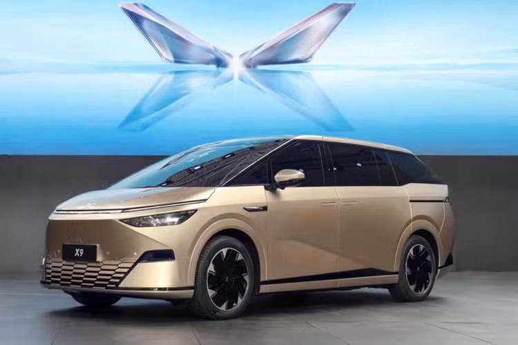 Tuy nhiên, nếu bạn đánh lái sang phải ở tốc độ thấp, bánh sau sẽ dịch chuyển nhẹ sang trái để giúp đánh lái, gọi là lái ngược chiều, rất thú vị cho 1 chiếc xe MPV hạng sang. Xpeng X9 dựa trên kiến trúc SiC điện áp cao 800V và sẽ là chiếc xe đầu tiên được trang bị phần mềm cabin XOS Tianji của Xpeng.