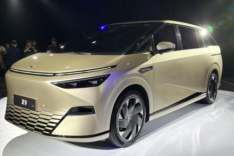 Và đến nay, hãng đã trình làng chiếc MPV 7 chỗ Xpeng X9 chạy hoàn toàn bằng điện tại ngày công nghệ 1024, lý do, X9 áp dụng rất nhiều công nghệ hiện đại, theo hãng này, X9 nằm trên nền tảng SEPA2.0, có tính năng đánh lái trục sau và thiết kế tương lai lấy cảm hứng từ phi thuyền .
