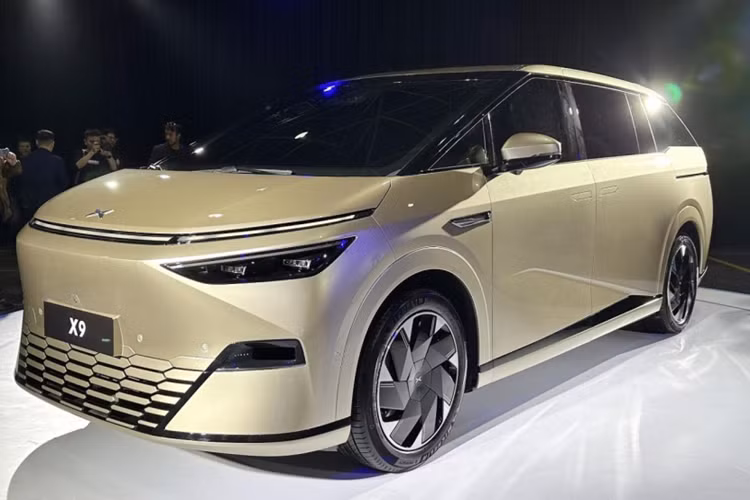 Và đến nay, hãng đã trình làng chiếc MPV 7 chỗ Xpeng X9 chạy hoàn toàn bằng điện tại ngày công nghệ 1024, lý do, X9 áp dụng rất nhiều công nghệ hiện đại, theo hãng này, X9 nằm trên nền tảng SEPA2.0, có tính năng đánh lái trục sau và thiết kế tương lai lấy cảm hứng từ phi thuyền .