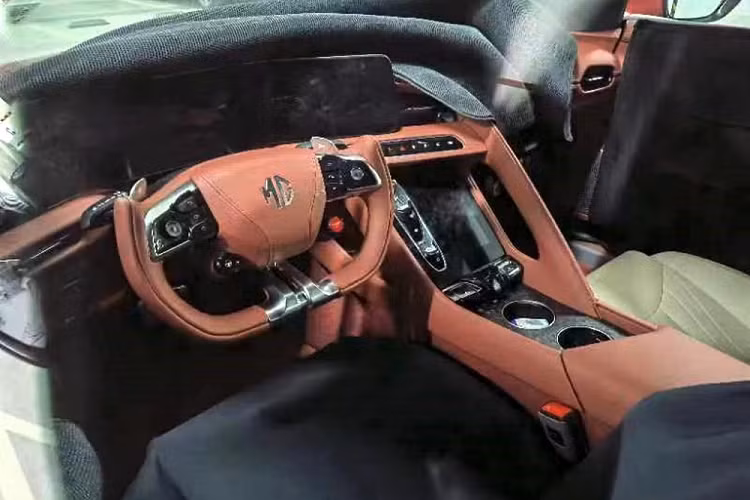 Con số tương ứng của bản AWD là 536 mã lực. Mô-tơ điện kết hợp với cụm pin lithium-ion do hãng mẹ SAIC sản xuất nhưng chưa rõ dung lượng và quãng đường di chuyển sau khi sạc.