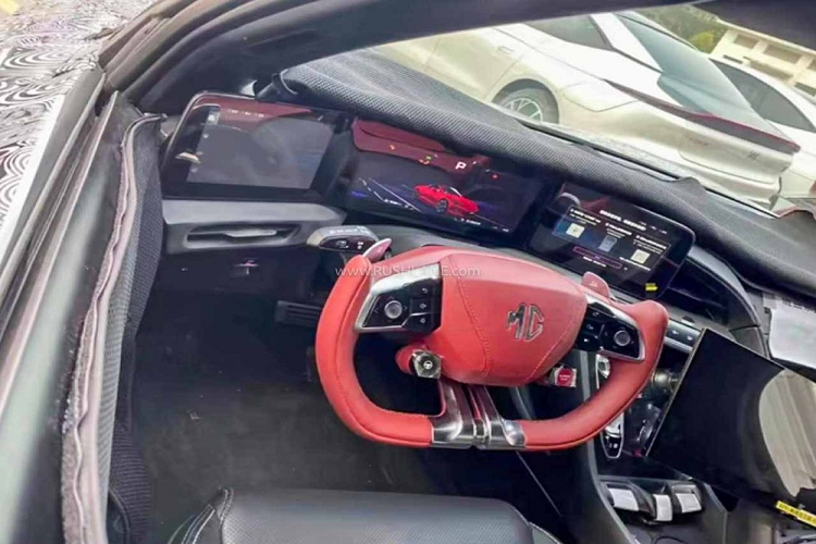 Hiện hãng MG chưa công bố thông số cụ thể của Cyberster. Tuy nhiên, theo một số nguồn tin, xe sẽ có 2 phiên bản là dẫn động cầu sau RWD và dẫn động 4 bánh toàn thời gian AWD. Trong đó, bản RWD sở hữu 1 mô-tơ điện mạnh 310 mã lực.