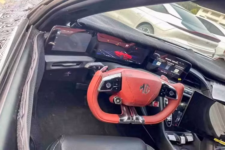 Hiện hãng MG chưa công bố thông số cụ thể của Cyberster. Tuy nhiên, theo một số nguồn tin, xe sẽ có 2 phiên bản là dẫn động cầu sau RWD và dẫn động 4 bánh toàn thời gian AWD. Trong đó, bản RWD sở hữu 1 mô-tơ điện mạnh 310 mã lực.