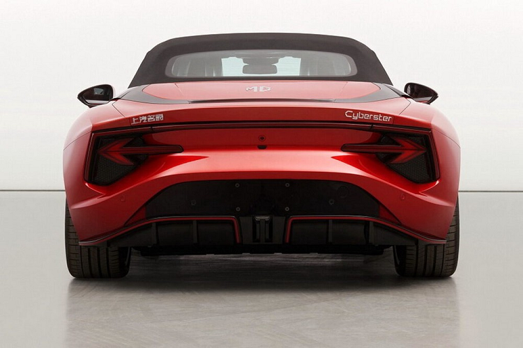Bên trong MG Cyberster là không gian nội thất chỉ có 2 chỗ ngồi với màn hình cong cỡ lớn trên mặt táp-lô. Đặc biệt, xe còn được trang bị vô lăng hình chữ nhật, tích hợp lẫy chuyển số thể thao. Trên cụm điều khiển trung tâm có vẻ còn có thêm một màn hình nữa để chỉnh các tính năng của xe.
