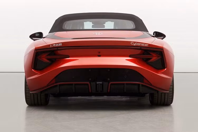 Bên trong MG Cyberster là không gian nội thất chỉ có 2 chỗ ngồi với màn hình cong cỡ lớn trên mặt táp-lô. Đặc biệt, xe còn được trang bị vô lăng hình chữ nhật, tích hợp lẫy chuyển số thể thao. Trên cụm điều khiển trung tâm có vẻ còn có thêm một màn hình nữa để chỉnh các tính năng của xe.