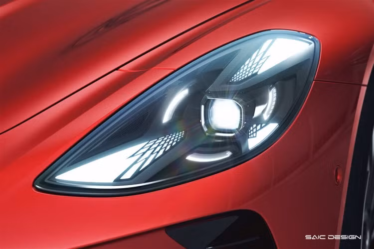 Bên cạnh đó là thiết kế đầu xe và hốc gió hầm hố, đèn pha vuốt mượt mà về phía chắn bùn trước cùng bộ vành hợp kim đa chấu với đường kính 20 inch. Chắn bùn "cơ bắp", mui nỉ có thể đóng/mở và khoang phía sau được sơn màu đen, đi kèm logo MG cũng là điểm nhấn trong thiết kế của mẫu ô tô điện Trung Quốc này. Đằng sau mẫu xe này còn có cụm đèn hậu hình mũi tên độc đáo, tích hợp vào khe gió, và bộ khuếch tán gió đôi.