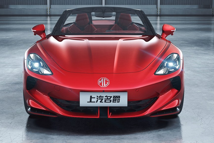 MG Cyberster có kích thước khá nhỏ gọn, tương tự Mazda MX-5. Cụ thể, mẫu ô tô Trung Quốc này sở hữu chiều dài chỉ 4.535 mm, chiều rộng 1.913 mm, chiều cao 1.329 mm và chiều dài cơ sở 2.690 mm. Với kích thước này, MG Cyberster được định vị trong phân khúc xe mui trần cỡ C. Bên ngoài, MG Cyberster tạo điểm nhấn bằng cửa cắt kéo theo phong cách của siêu xe Lamborghini.