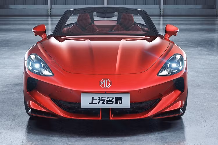 MG Cyberster có kích thước khá nhỏ gọn, tương tự Mazda MX-5. Cụ thể, mẫu ô tô Trung Quốc này sở hữu chiều dài chỉ 4.535 mm, chiều rộng 1.913 mm, chiều cao 1.329 mm và chiều dài cơ sở 2.690 mm. Với kích thước này, MG Cyberster được định vị trong phân khúc xe mui trần cỡ C. Bên ngoài, MG Cyberster tạo điểm nhấn bằng cửa cắt kéo theo phong cách của siêu xe Lamborghini.