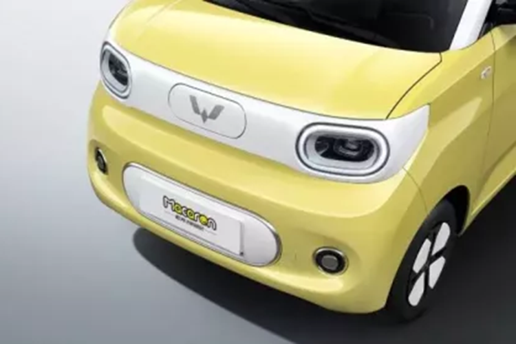 Các phần trang trí màu đen được thay thế bằng viền màu trắng dễ thương hơn, nắp cổng sạc, đèn pha… cũng có hình vòng cung, tấm chắn bùn trước mới cũng tạo điểm nhấn hơn nữa. Wuling Hongguang Mini EV bản Macaron mới có 5 tùy chọn màu sắc để lựa chọn gồm vàng nhạt, cà phê sữa mơ, xanh bơ, hồng đào trắng và xanh iris.