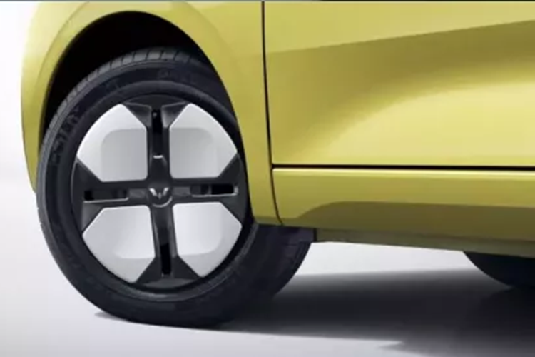 Wuling Hongguang Mini EV 2024 bản Macaron mới đã được điều chỉnh chi tiết dựa trên mẫu xe hiện tại, trước hết, cản trước thiết kế lại, với lưới tản nhiệt ở giữa bị loại bỏ, giúp mặt trước của xe kín đáo hơn, 2 bên là đèn sương mù dạng tròn, nhỏ gọn thay vì hình chữ nhật.