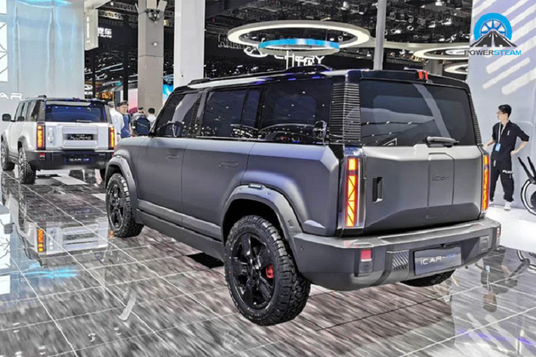 Tiến vào bên trong khoang lái, chiếc SUV chạy hoàn toàn bằng điện Chery iCar 03 có bảng điều khiển trung tâm được bọc nỉ mềm mại và xung quanh các nút bấm đa chức năng trên vô lăng được sơn mài piano. Điểm nhấn lớn nhất của xe mới nằm ở bảng đồng hồ, màn hình điều khiển trung tâm và phía dưới cửa gió điều hòa mạ crôm vàng. Ngoài ra khu vực điều khiển trung tâm của xe rất đơn giản khi toàn bộ các nút bấm vật lý đã bị loại bỏ.