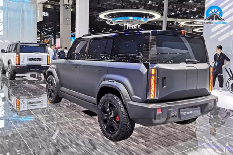 Tiến vào bên trong khoang lái, chiếc SUV chạy hoàn toàn bằng điện Chery iCar 03 có bảng điều khiển trung tâm được bọc nỉ mềm mại và xung quanh các nút bấm đa chức năng trên vô lăng được sơn mài piano. Điểm nhấn lớn nhất của xe mới nằm ở bảng đồng hồ, màn hình điều khiển trung tâm và phía dưới cửa gió điều hòa mạ crôm vàng. Ngoài ra khu vực điều khiển trung tâm của xe rất đơn giản khi toàn bộ các nút bấm vật lý đã bị loại bỏ.