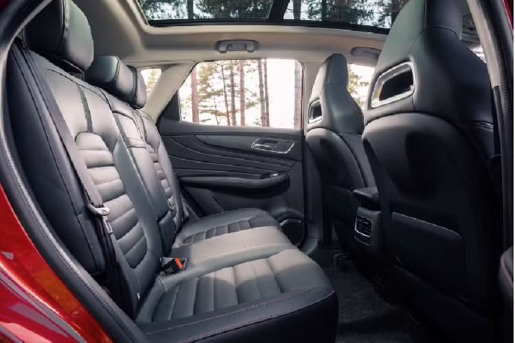 MG HS 2023 được trang bị hàng loạt tính năng hỗ trợ lái an toàn, tiên tiến như: cảnh báo lệch làn đường, hỗ trợ chuyển làn đường, giữ làn đường, kiểm soát hành trình thích ứng, hỗ trợ lái xe khi tắc đường, cảnh báo tiền va chạm, đèn pha thông minh, cảnh báo điểm mù, cảnh báo phương tiện cắt ngang khi lùi và cảnh báo va chạm khi mở cửa. 