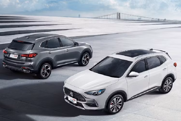 So với phiên bản tiền nhiệm từng ra mắt tại Việt Nam, mẫu xe SUV MG HS 2023 có ngoại hình thể thao hơn, mang đậm từ thiết kế cho đến trang bị mới của thương hiệu MG, tương tự người anh em MG5.