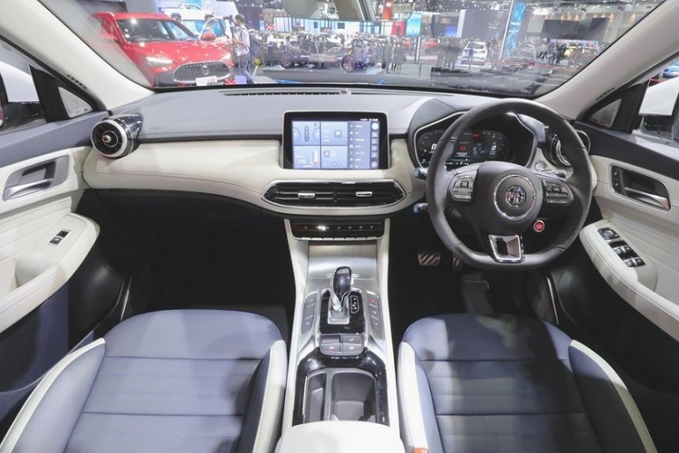 Về nội thất, MG HS 2023 sở hữu khoang cabin mang phong cách thể thao với vô lăng D-cut, đồng hồ lái điện tử 12.3 inch, màn hình trung tâm 7 inch hoặc 10 inch đặt nổi đi kèm hệ thống loa Bose. Ngoài ra, xe còn sở hữu những tính nan kết nối với điện thoại thông minh để mở cửa xe thay chìa khóa hay điều chỉnh một số tính năng từ xa, phanh đỗ điện tử, cửa sổ trời toàn cảnh…