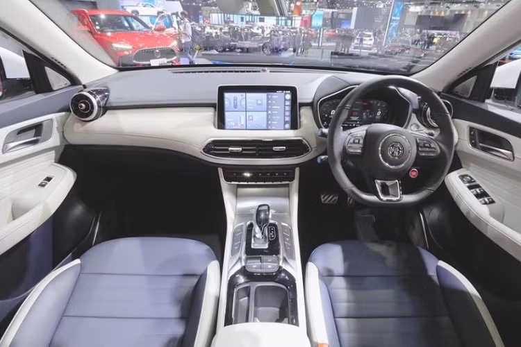 Về nội thất, MG HS 2023 sở hữu khoang cabin mang phong cách thể thao với vô lăng D-cut, đồng hồ lái điện tử 12.3 inch, màn hình trung tâm 7 inch hoặc 10 inch đặt nổi đi kèm hệ thống loa Bose. Ngoài ra, xe còn sở hữu những tính nan kết nối với điện thoại thông minh để mở cửa xe thay chìa khóa hay điều chỉnh một số tính năng từ xa, phanh đỗ điện tử, cửa sổ trời toàn cảnh…