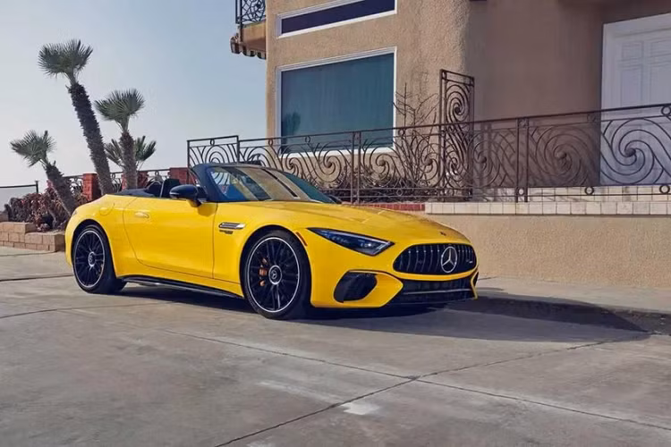 Ngày 9/5/2023, Mercedes-Benz Việt Nam đã gây bất ngờ khi không chỉ ra mắt 2 phiên bản xe GLC thế hệ mới mà còn công bố sẽ sắp bán ra nhiều mẫu xe hot khác, 1 trong số đó là chiếc Mercedes-AMG SL63, chiếc xe được mệnh danh là "vua đường phố" của dòng xe thể thao Mercedes-AMG.