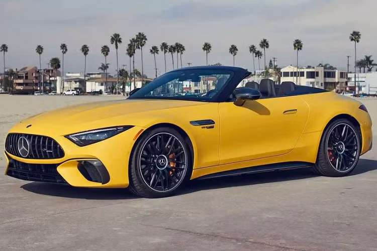 Xét về các yếu tố phân khúc và giá bán, Mercedes-AMG SL63 còn nhỉnh hơn cả siêu xe Mercedes-AMG GT R đang có ít nhất 6 chiếc xuất hiện tại Việt Nam. Vì thế, việc Mercedes-Benz Việt Nam công bố sẽ phân phối dòng xe Mercedes-AMG SL63 đã ngay lập tức thu hút các dân chơi Việt.