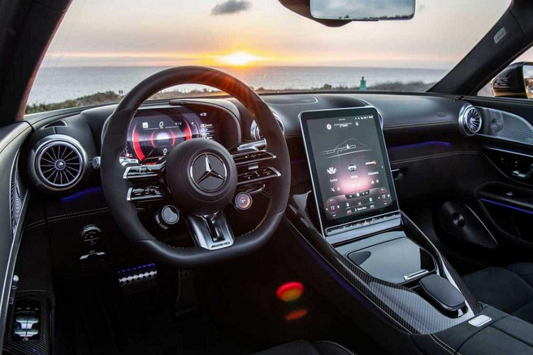 Mercedes-AMG SL63 không dành cho số đông, điều này thể hiện rõ nhất qua việc dòng xe này đã bước sang thế hệ thứ 7, nhưng tại thị trường Việt Nam chỉ ghi nhận có khoảng 2 chiếc xe Mercedes-Benz SL63 AMG "xịn" xuất hiện, tất cả đều thuộc bản thế hệ thứ 5, sản xuất cách đây 22 năm.